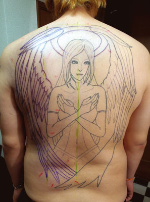 背中に天使のタトゥー