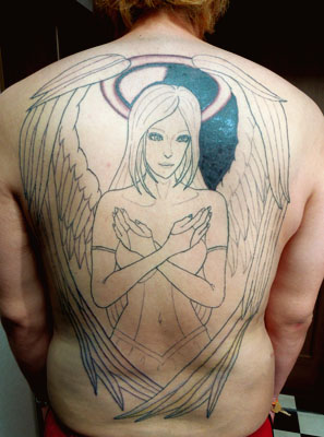 背中に天使のタトゥー
