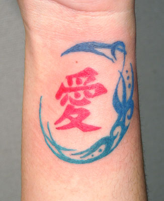 愛の漢字のタトゥー